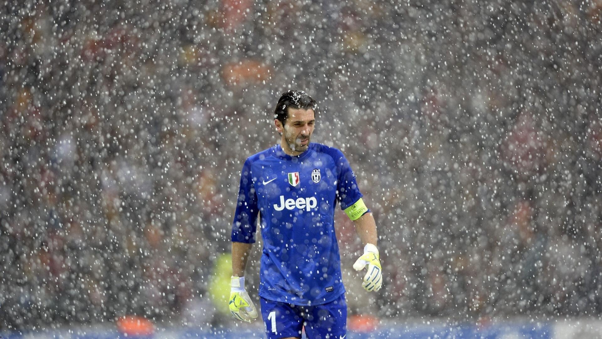 曼城领衔英超多队竞逐尤文后卫萨沃纳,夏季转会市场再起波澜